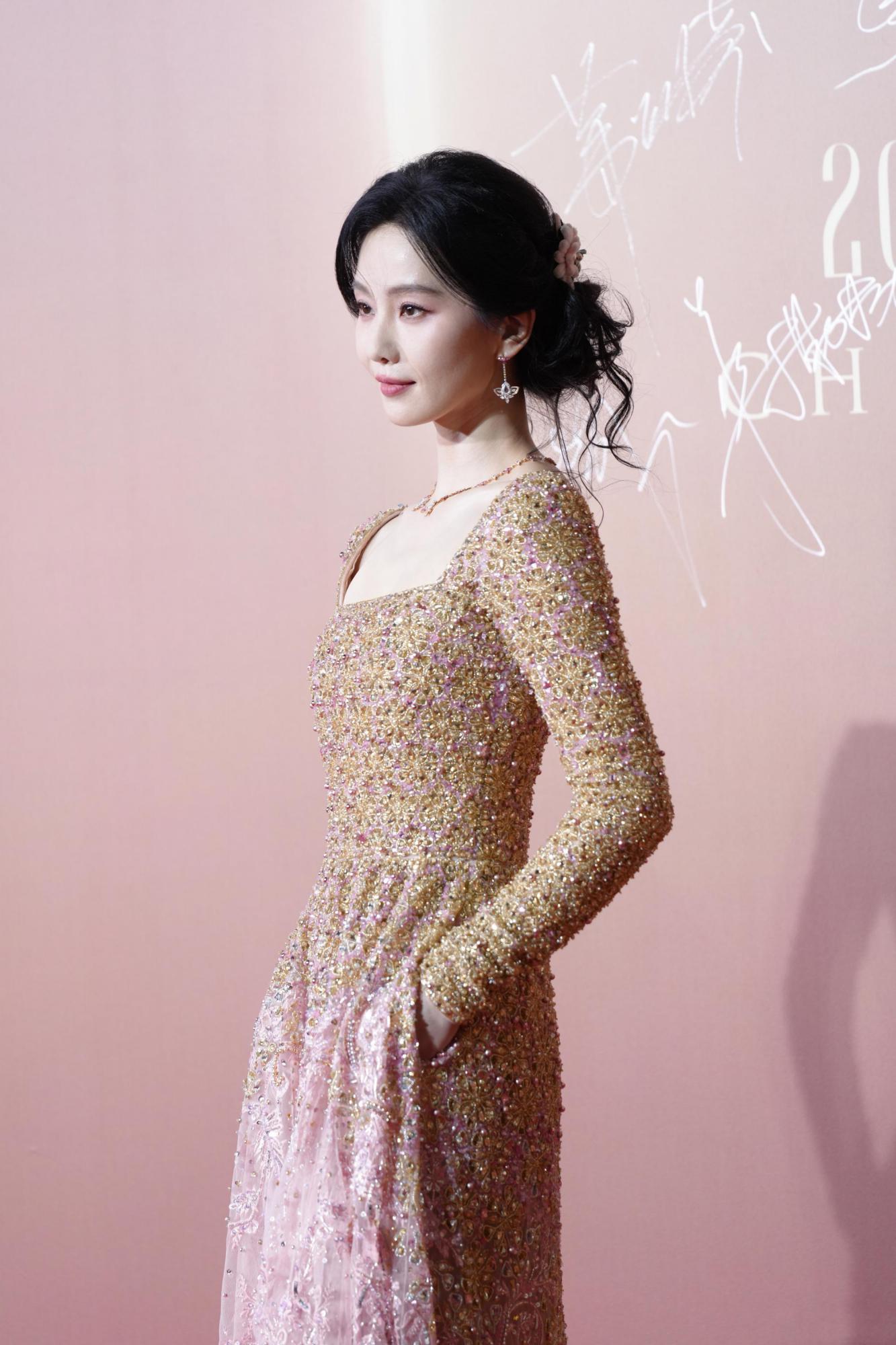 刘诗抹胸连身礼服上半身侧身现场生图[3]